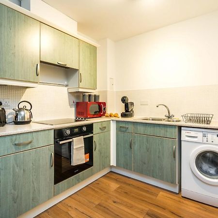 Lovely One Bedroom Apartment In Greater London, Id Required 외부 사진