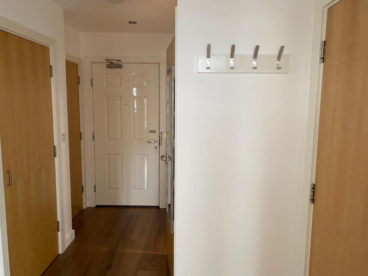 Lovely One Bedroom Apartment In Greater London, Id Required 외부 사진