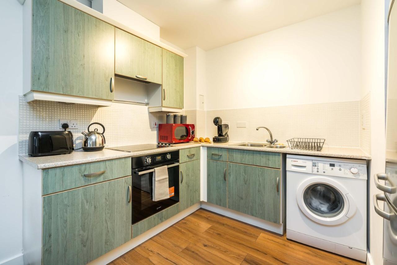 Lovely One Bedroom Apartment In Greater London, Id Required 외부 사진